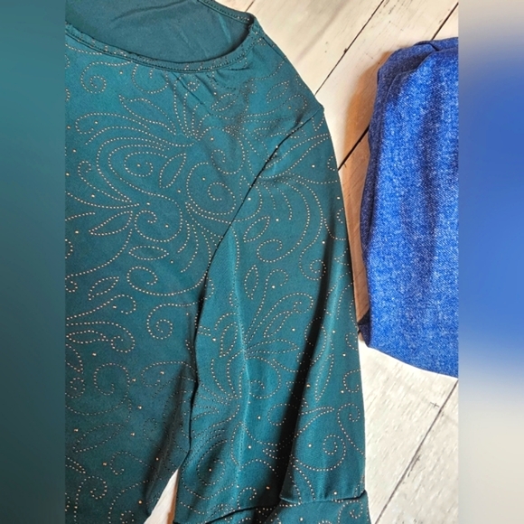 Amana Plus Deep Green Flowy Half Flutter Bell Sleeve Top W/ Gold Stud Design 2X - Picture 13 of 14